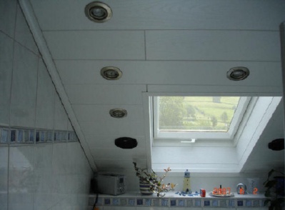 Badezimmerdecke mit Spots und Audio
