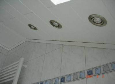 Decke mit Einbaulampen
